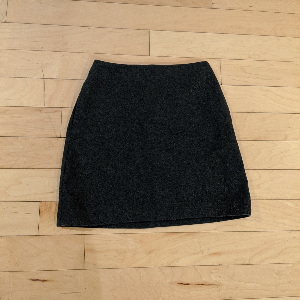 $4 for $40 - Uniqlo grey wool skirt with pockets!